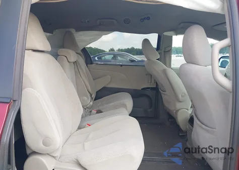 2012 Toyota Sienna Le V6 8 Passenger z USA, uszkodzony, nr VIN 5TDKK3DCXCS199052